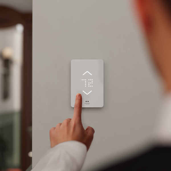 Mysa affiche la température ambiante, et ses boutons tactiles vous permettent de la régler facilement.